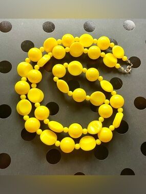 Vintage Sunny Yellow 80’s Beaded Plastic Necklace 32”